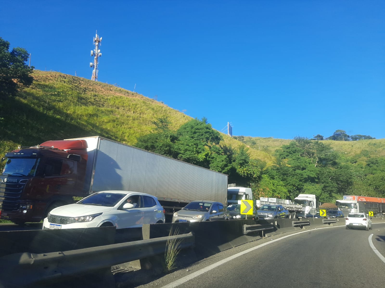 Acidente com quatro veículos pesados na Dutra causa engarrafamento no sentido Rio