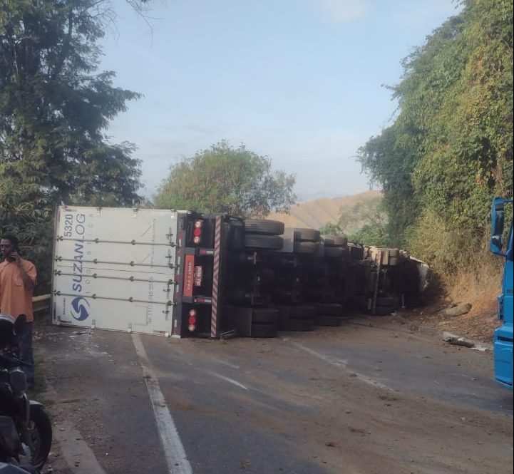 Tombamento de carga de bobina interdita totalmente pista de descida da Serra das Araras