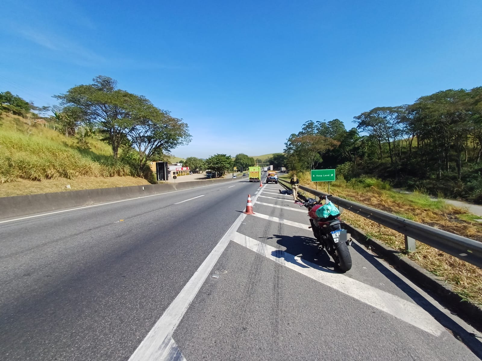 Motociclista morre atropelado na Dutra, em Piraí