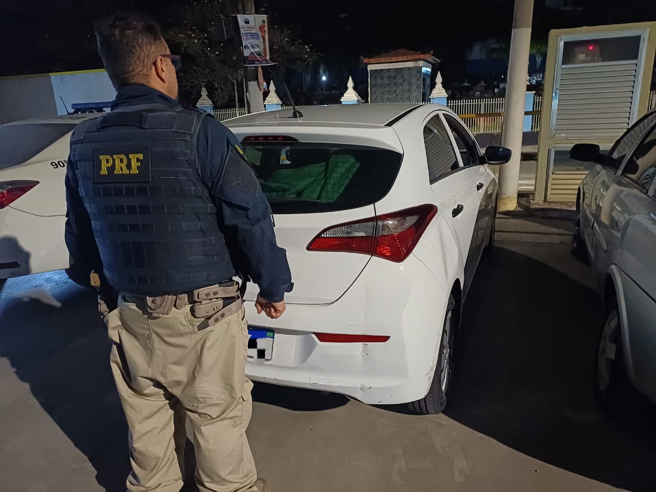 PRF flagra cinco colombianos em veículo clone na Dutra, em Barra Mansa