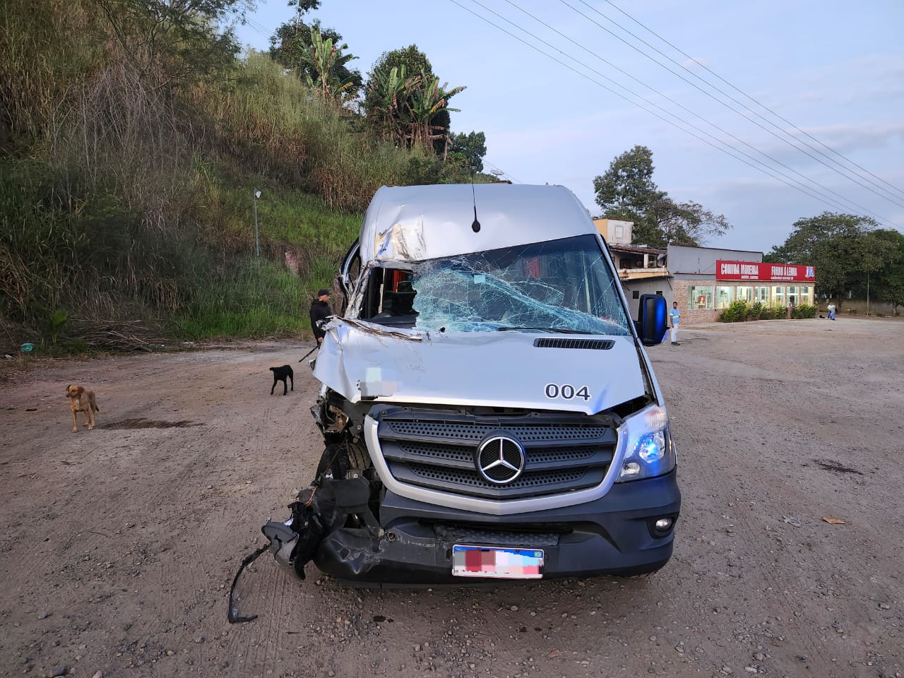 Acidente entre van e carreta deixa um ferido, em Piraí