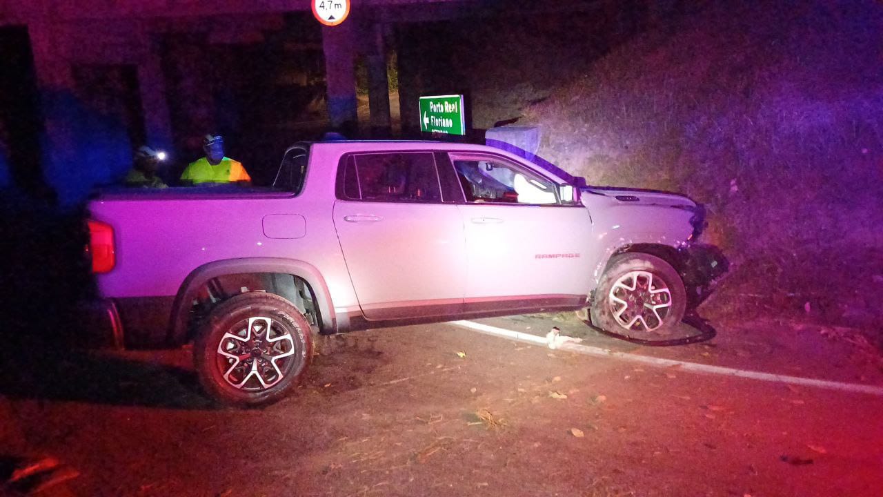 Caminhonete colide em barranco no retorno de Floriano