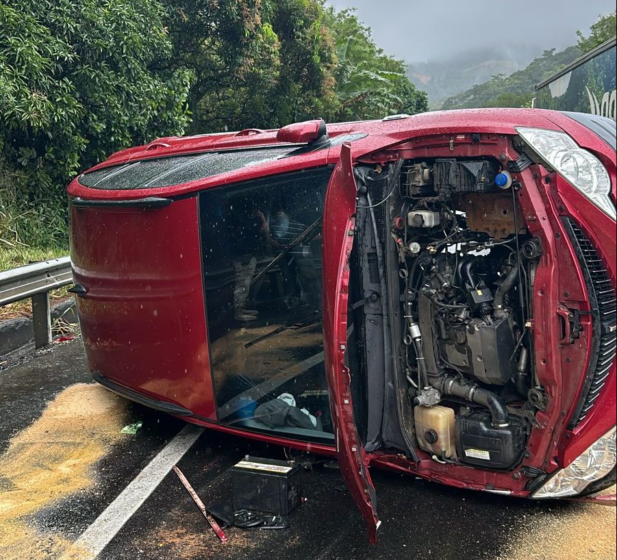 Carro capota na subida da Serra das Araras