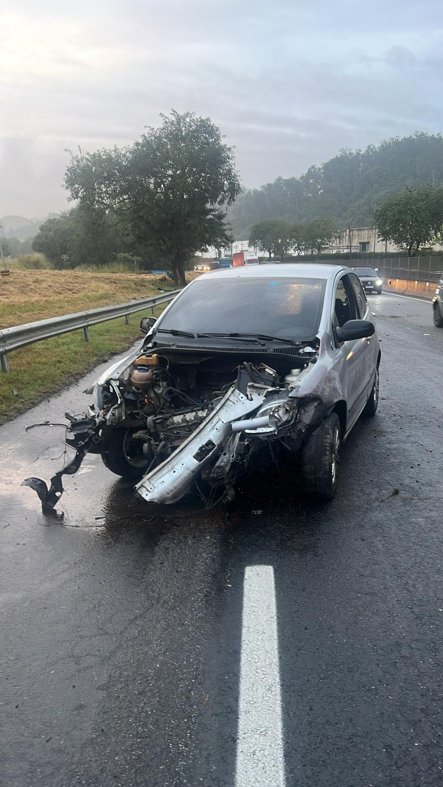 Acidente na Dutra: Carro colide com defensa da pista em Floriano