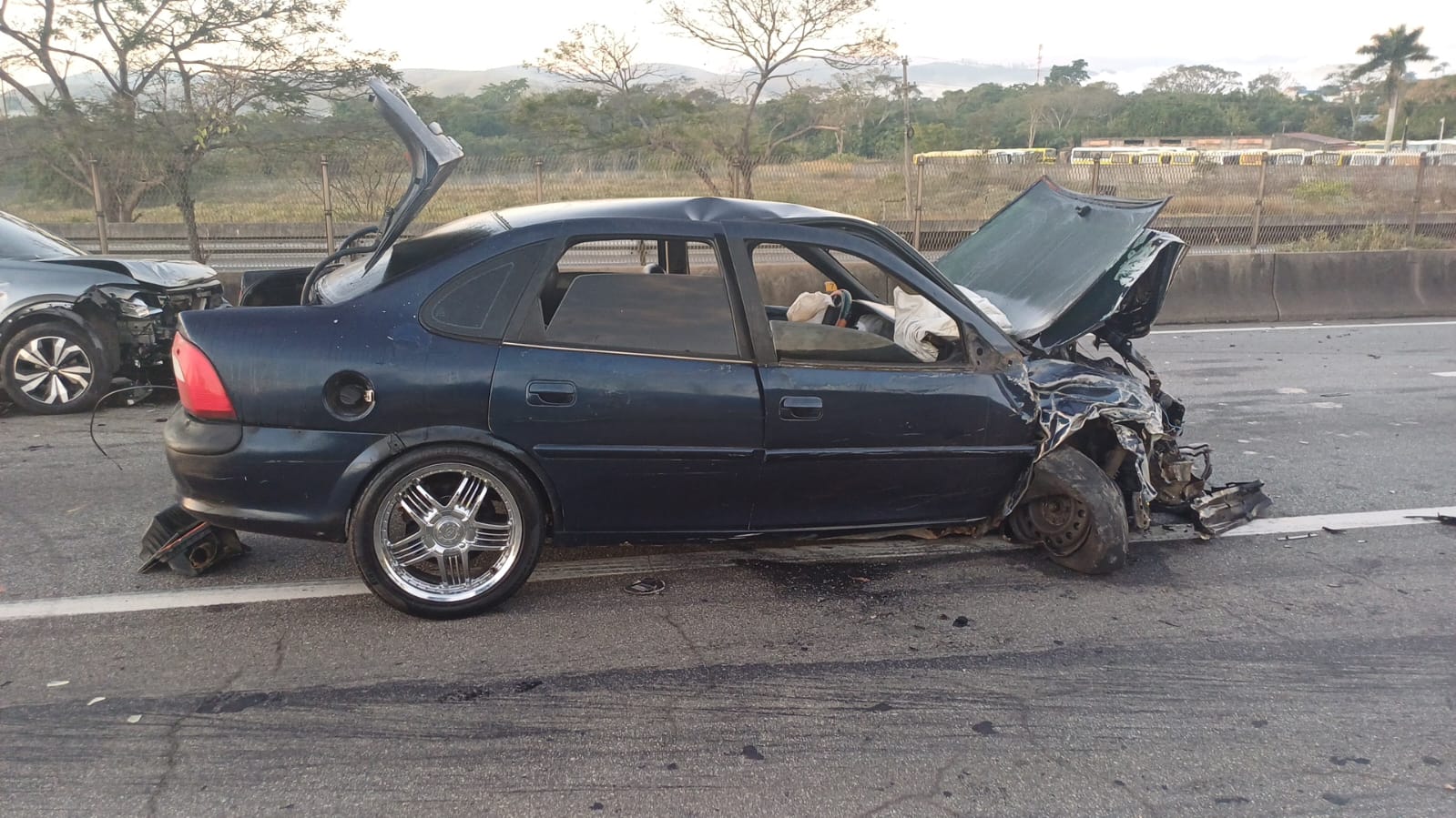 Motorista foge após dirigir na contramão e causar acidente na Dutra, em Itatiaia