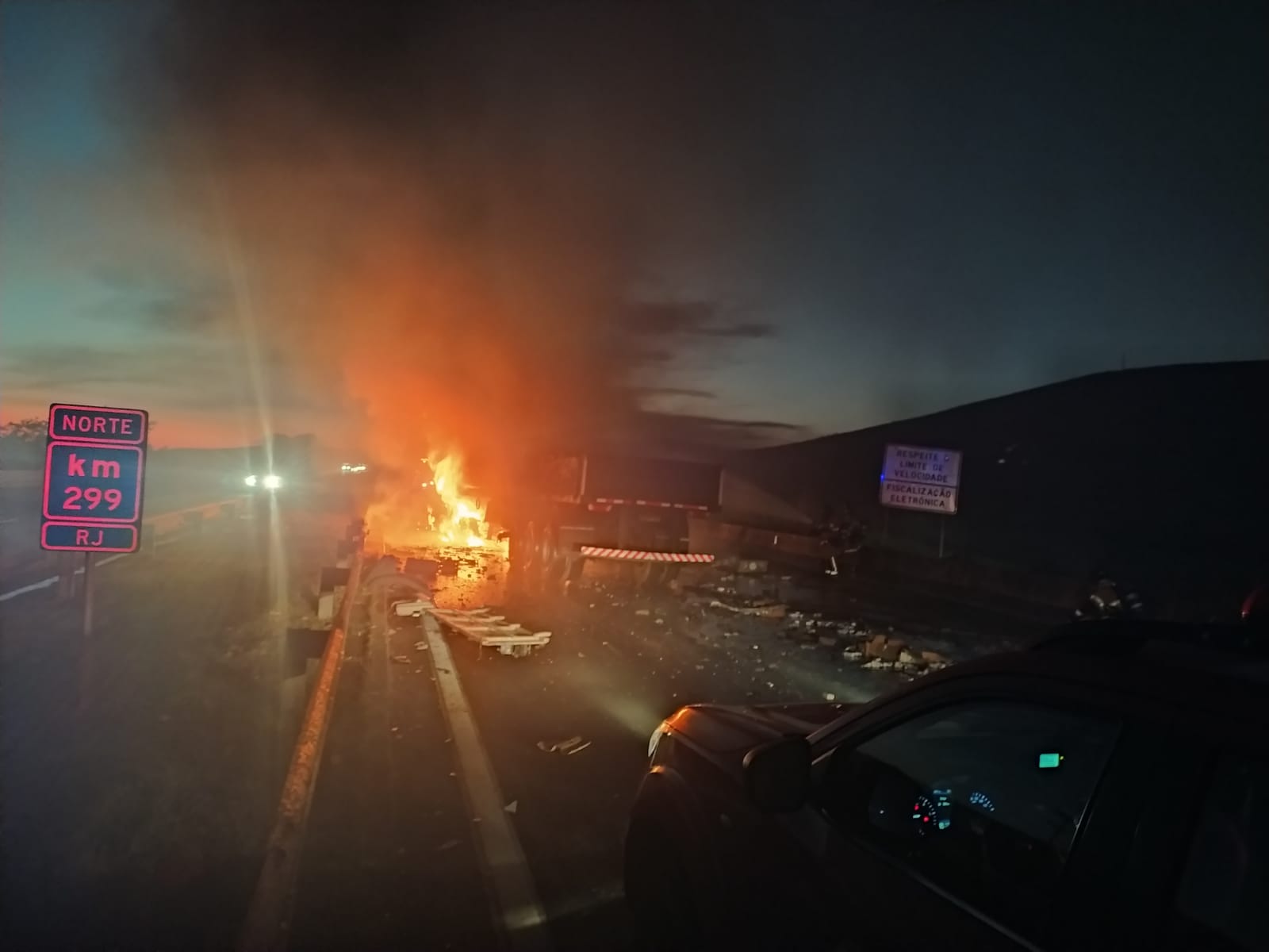 Carreta incendeia após colisão na Via Dutra em Porto Real; Pista sentido Rio está interditada