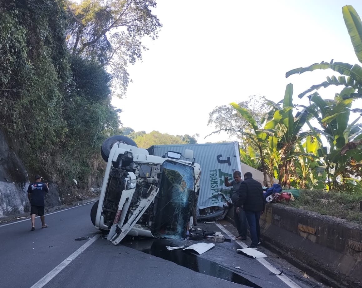 Tombamento de carga na Serra das Araras bloqueia pista sentido Rio