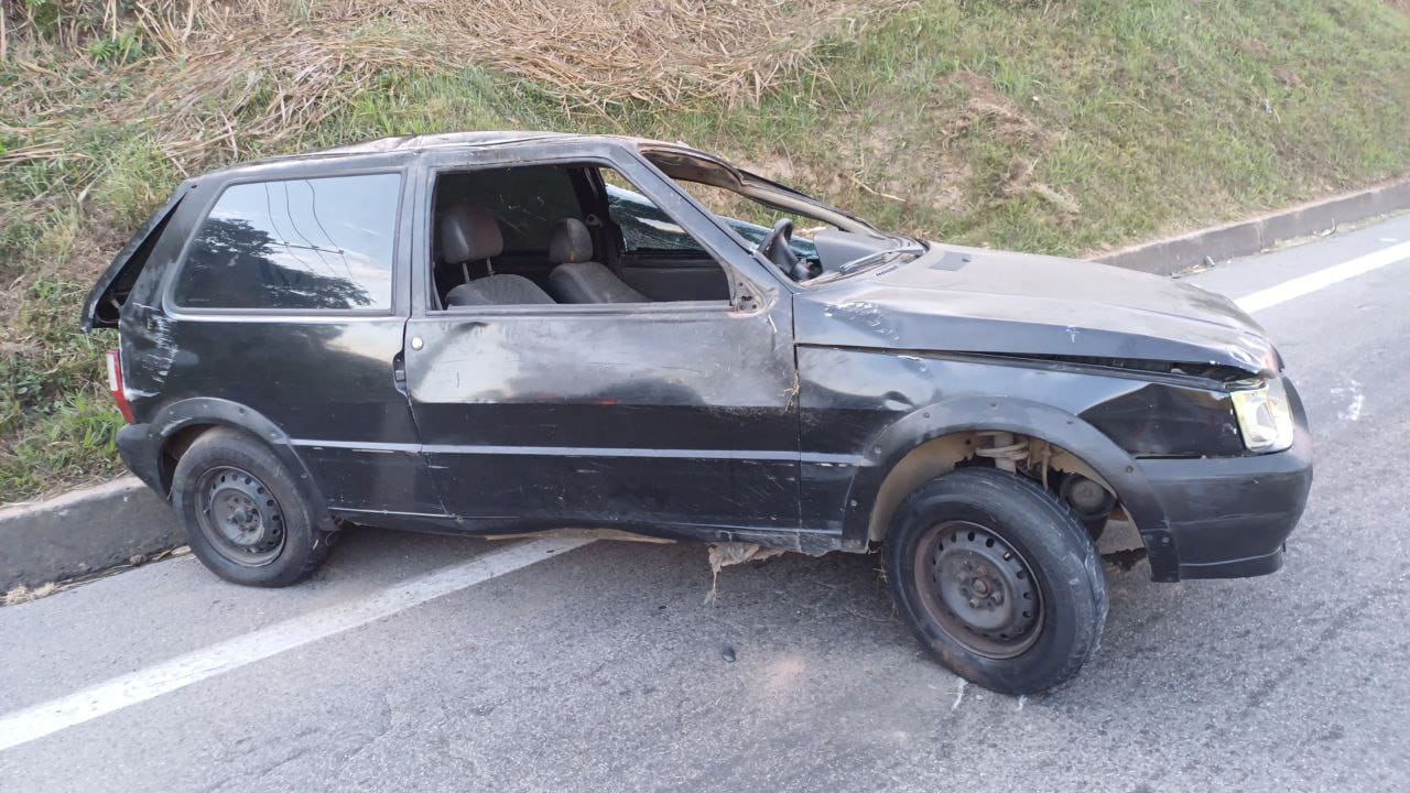 Motorista abandona carro após capotamento na Dutra, em Barra Mansa