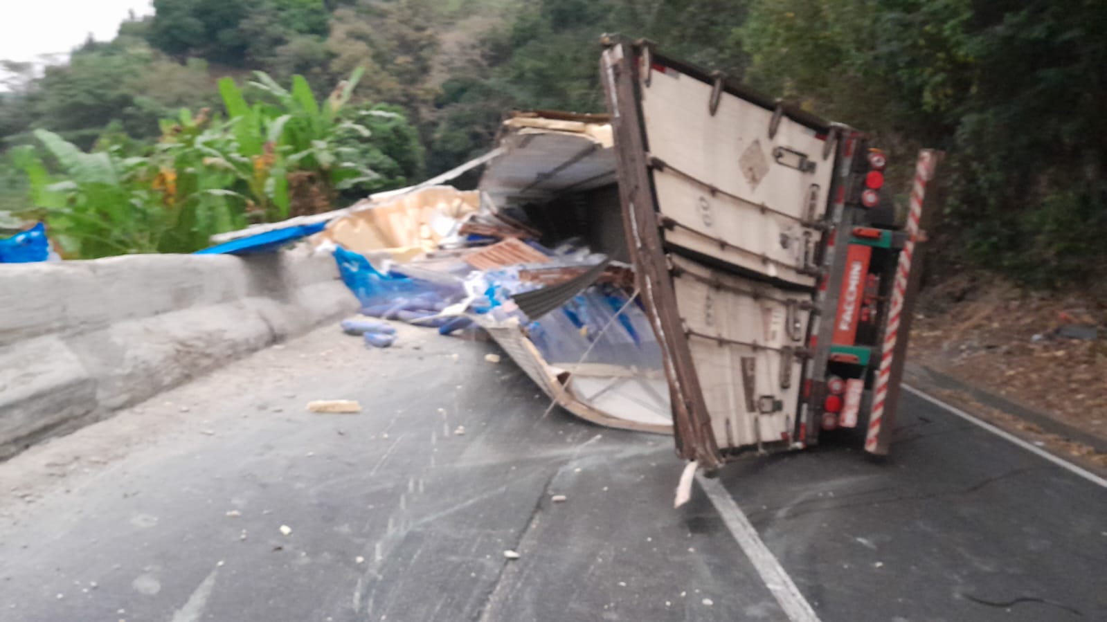 Acidente bloqueia descida da Serra das Araras e gera congestionamento de 4km