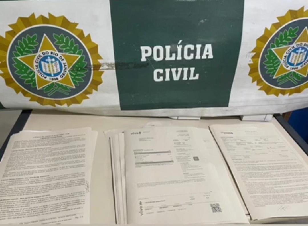 Homem é preso em flagrante assinando empréstimo fraudulento em frente à delegacia de Volta Redonda