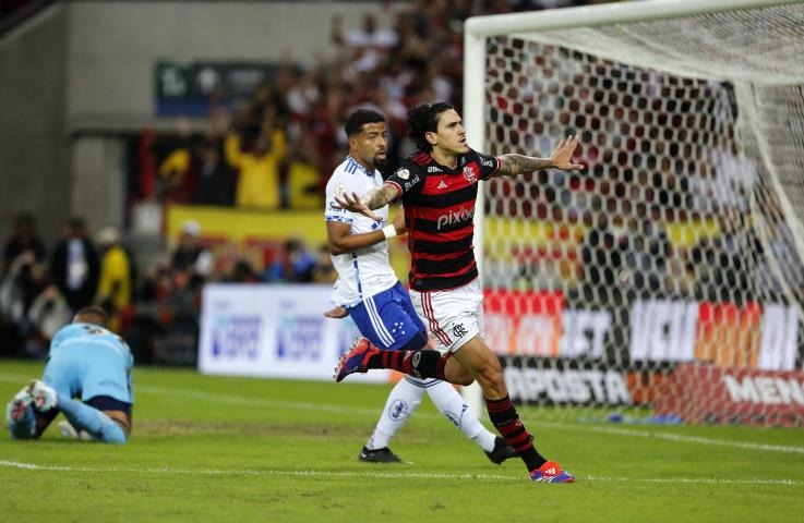 Flamengo vence Cruzeiro e abre vantagem na ponta do Brasileirão