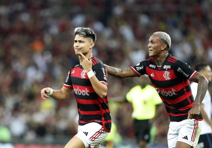 Luiz Araújo brilha e Fla volta a liderança sob os olhos de Neymar