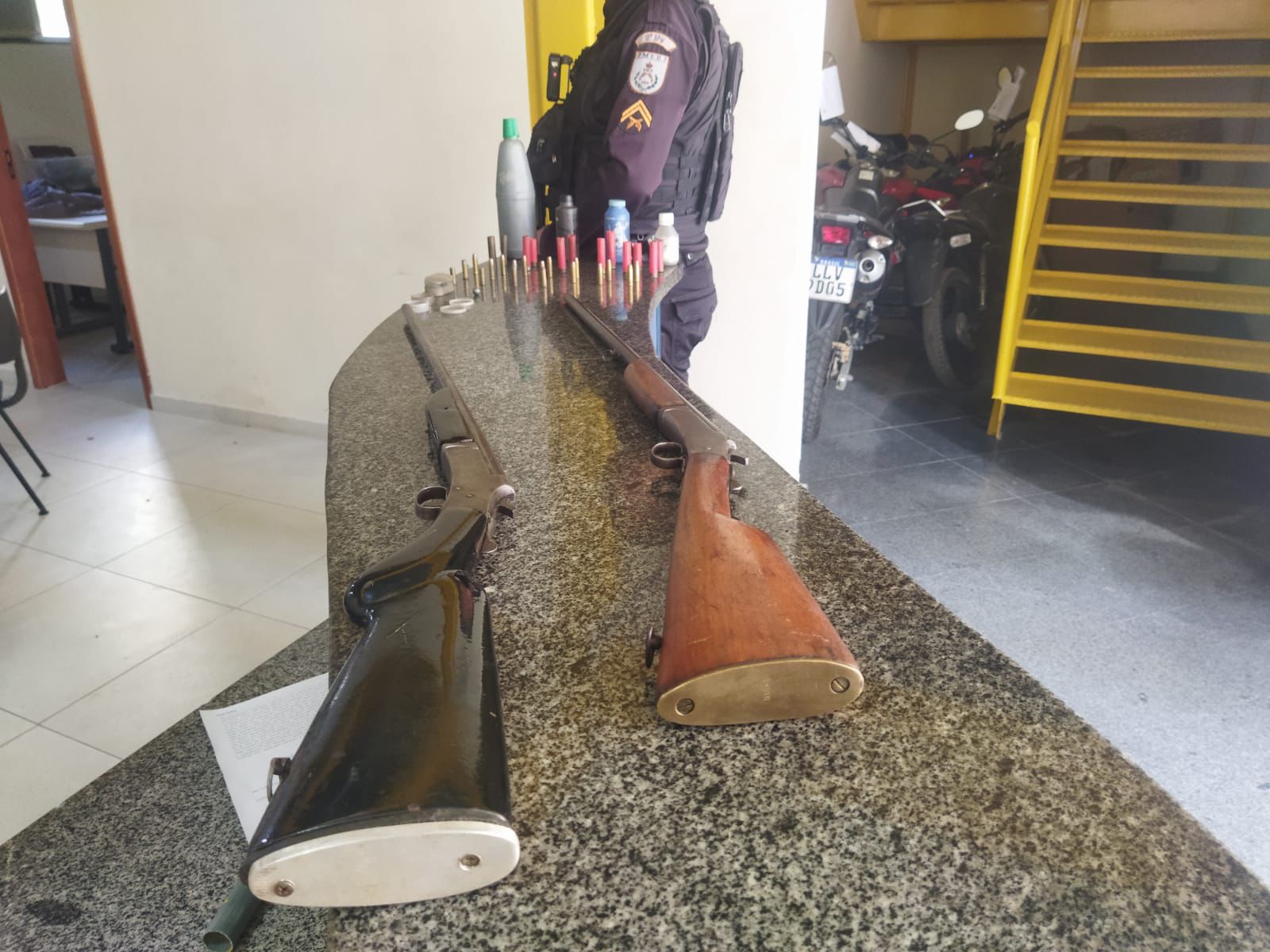 Espingardas e munições são apreendidas em operação policial em Valença