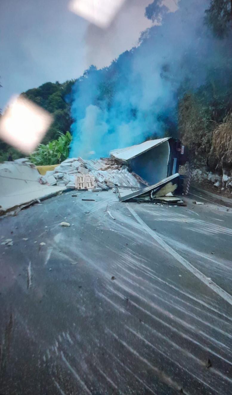 Acidente bloqueia pista de descida da Serra das Araras, em Piraí