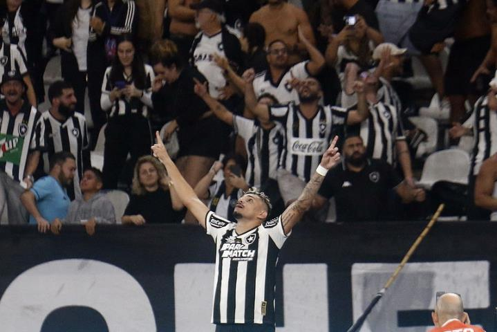Tiquinho desencanta, Botafogo bate o Verdão e dispara na ponta