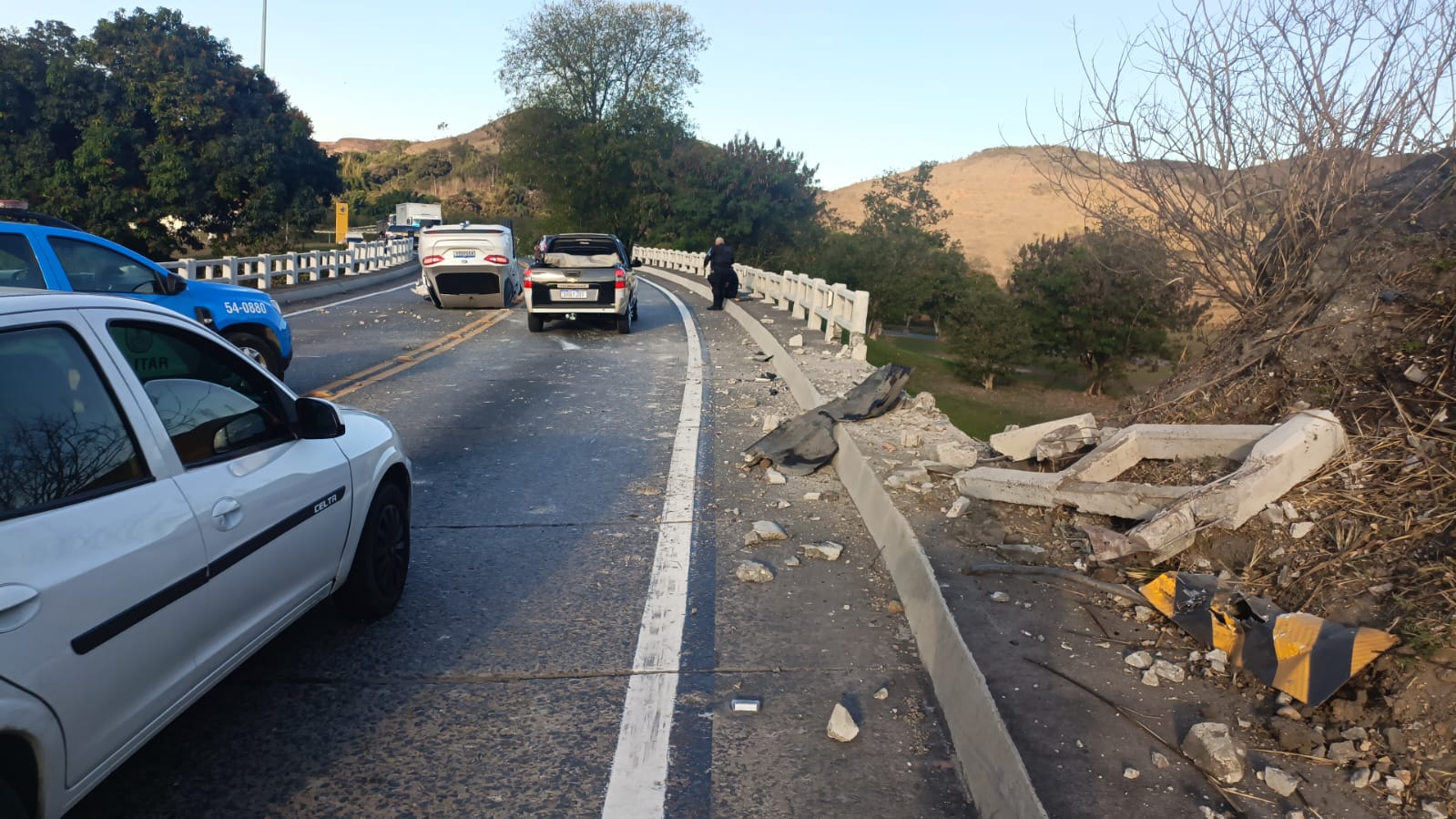 Motorista perde controle e colide com mureta de viaduto em Barra Mansa