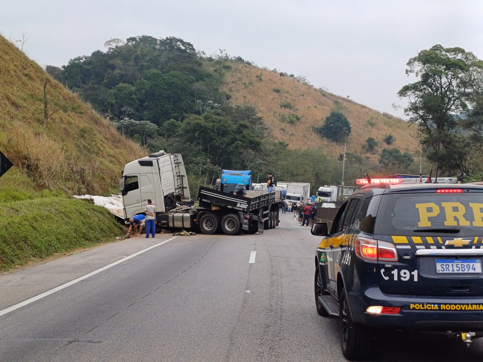 Carreta em “L” bloqueia tráfego na pista sentido Rio da Dutra, em Piraí