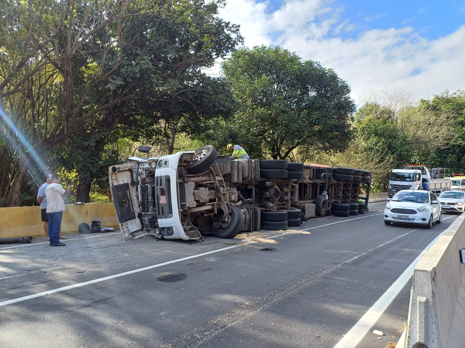 Caminhão tomba na Serra das Araras e causa congestionamento de 8km no sentido SP