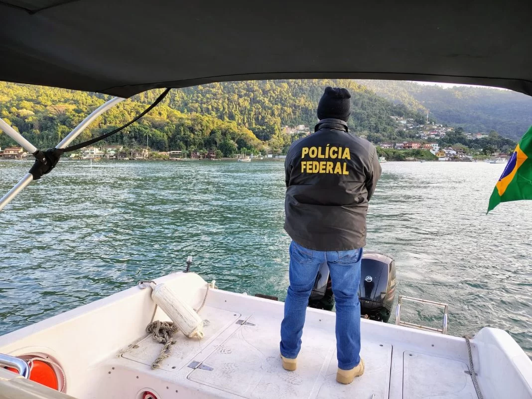 Polícia Federal realiza operação para combater pesca ilegal de camarão em Angra dos Reis