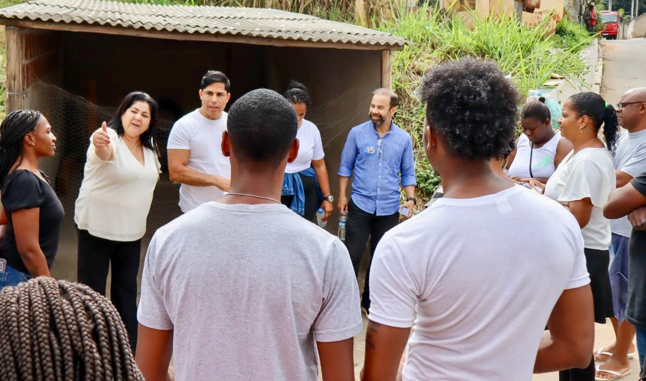 Dione do Mario Esteves e Márcia Mariotini fazem corpo a corpo com Mario Esteves por bairros de Barra do Piraí