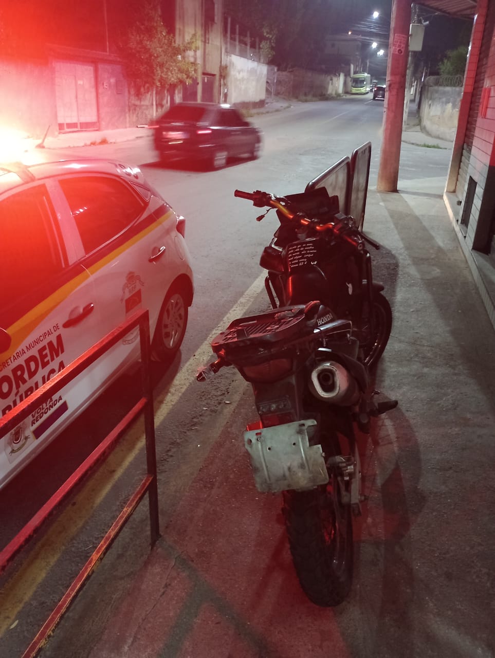 Sem placas e estacionadas sobre calçadas, motos são removidas das ruas em Volta Redonda