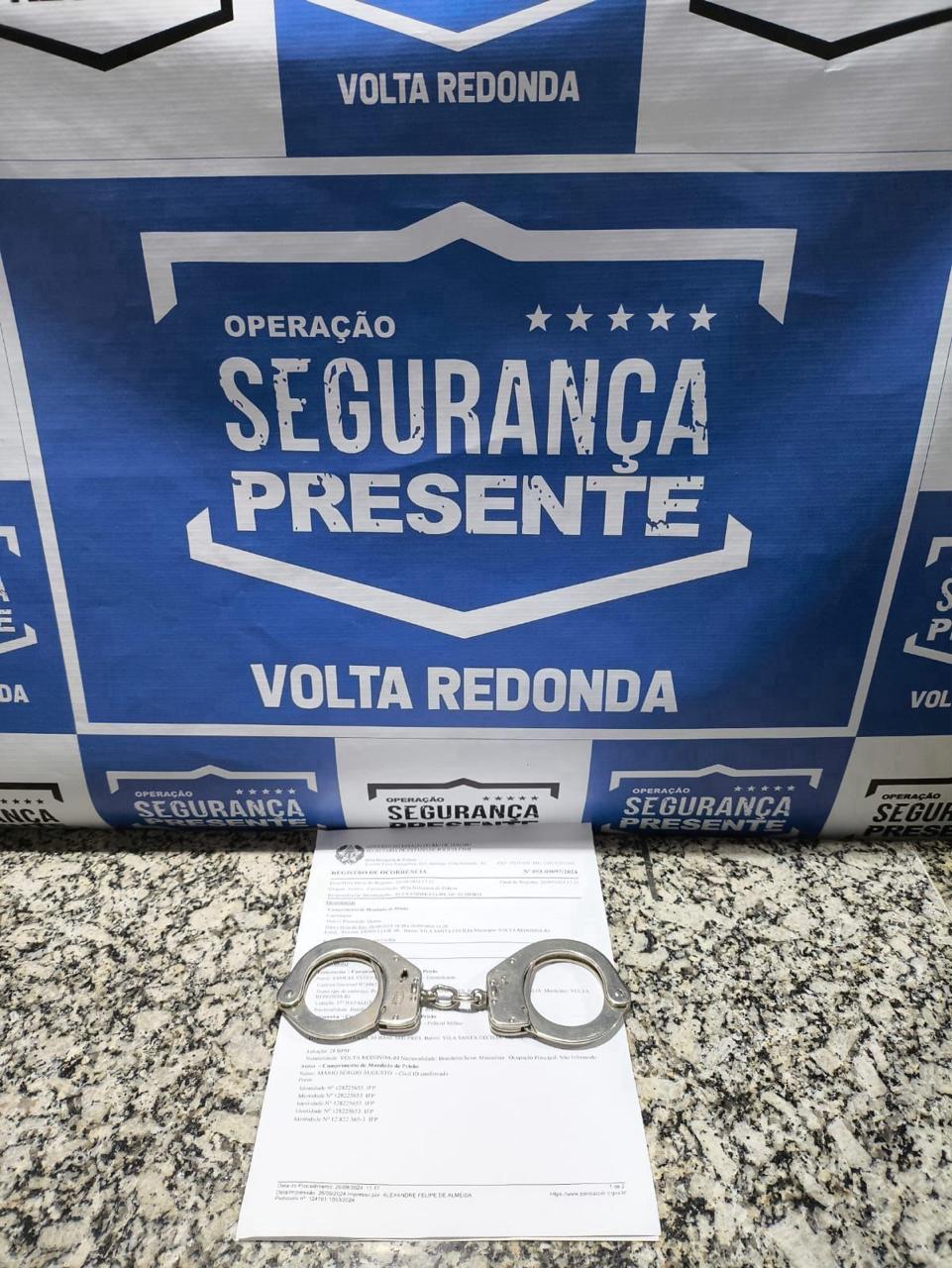 Homem com mandado de prisão por roubo qualificado é detido em Volta Redonda