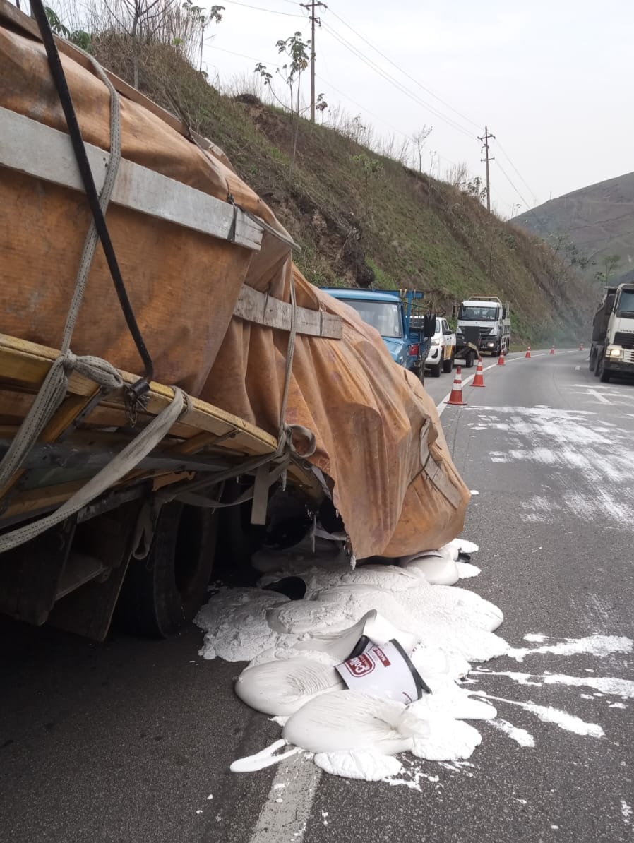 Acidente na Dutra provoca congestionamento em Barra Mansa