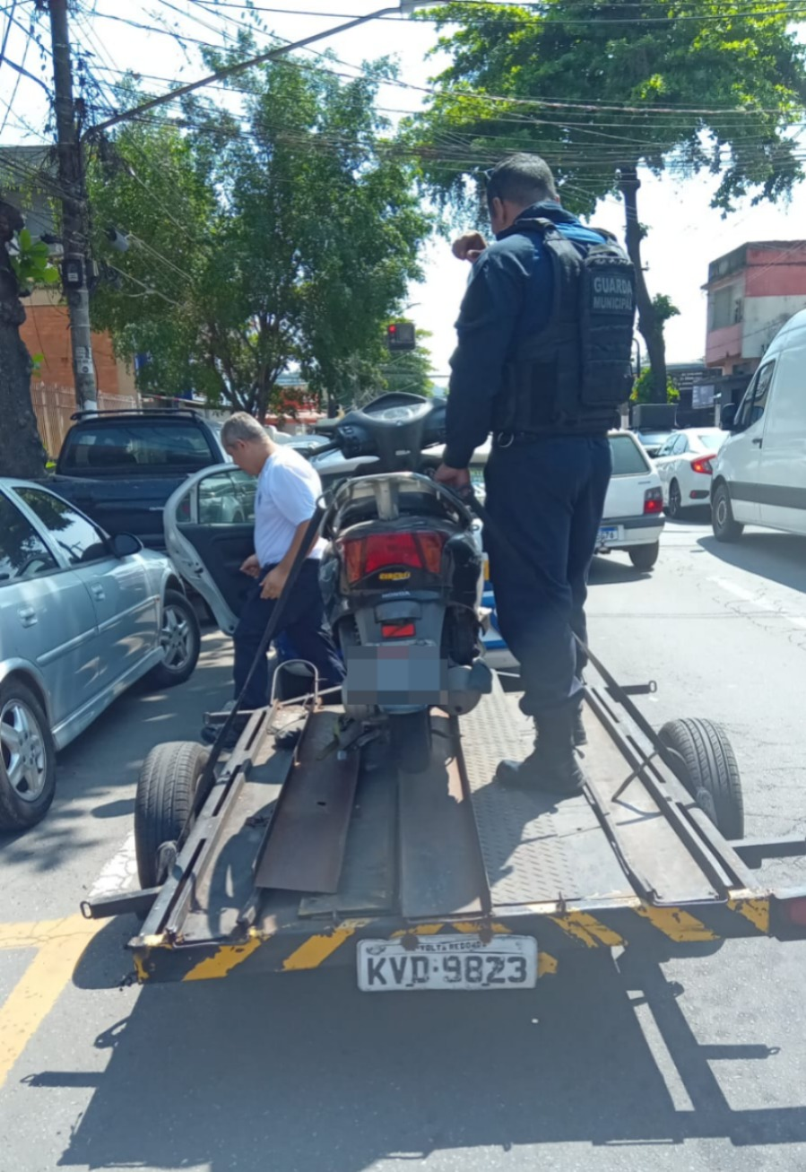 Mulher sem CNH é flagrada conduzindo moto em Volta Redonda