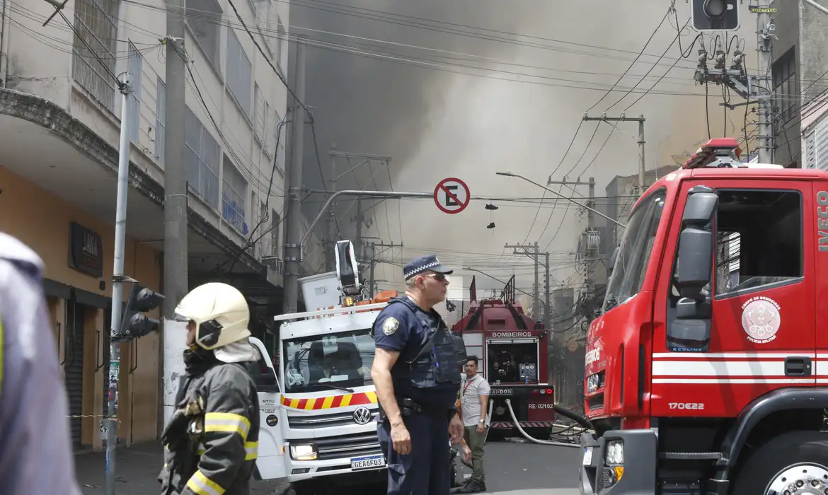 Bombeiros controlam incêndio em shopping no centro de São Paulo