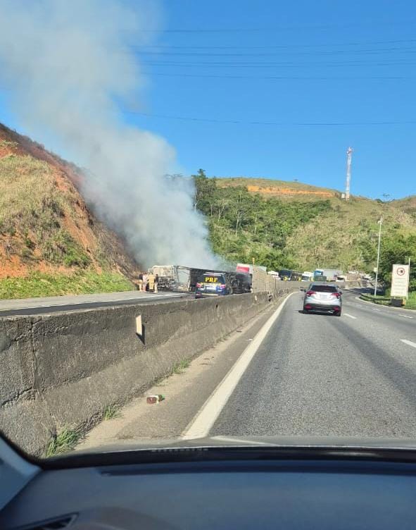 Colisão entre caminhões provoca incêndio e interdição na Dutra em Piraí