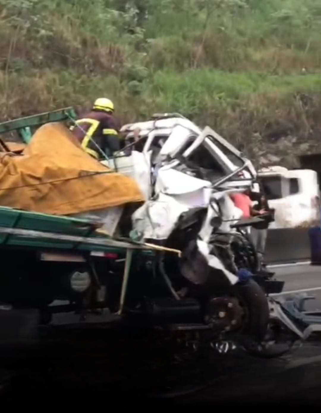 Colisão entre caminhões causa congestionamento de 20km na Dutra, em Barra Mansa