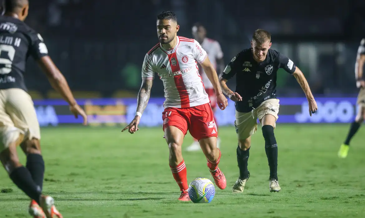 Vasco perde em casa para o Inter em luta por vaga direta para a Libertadores