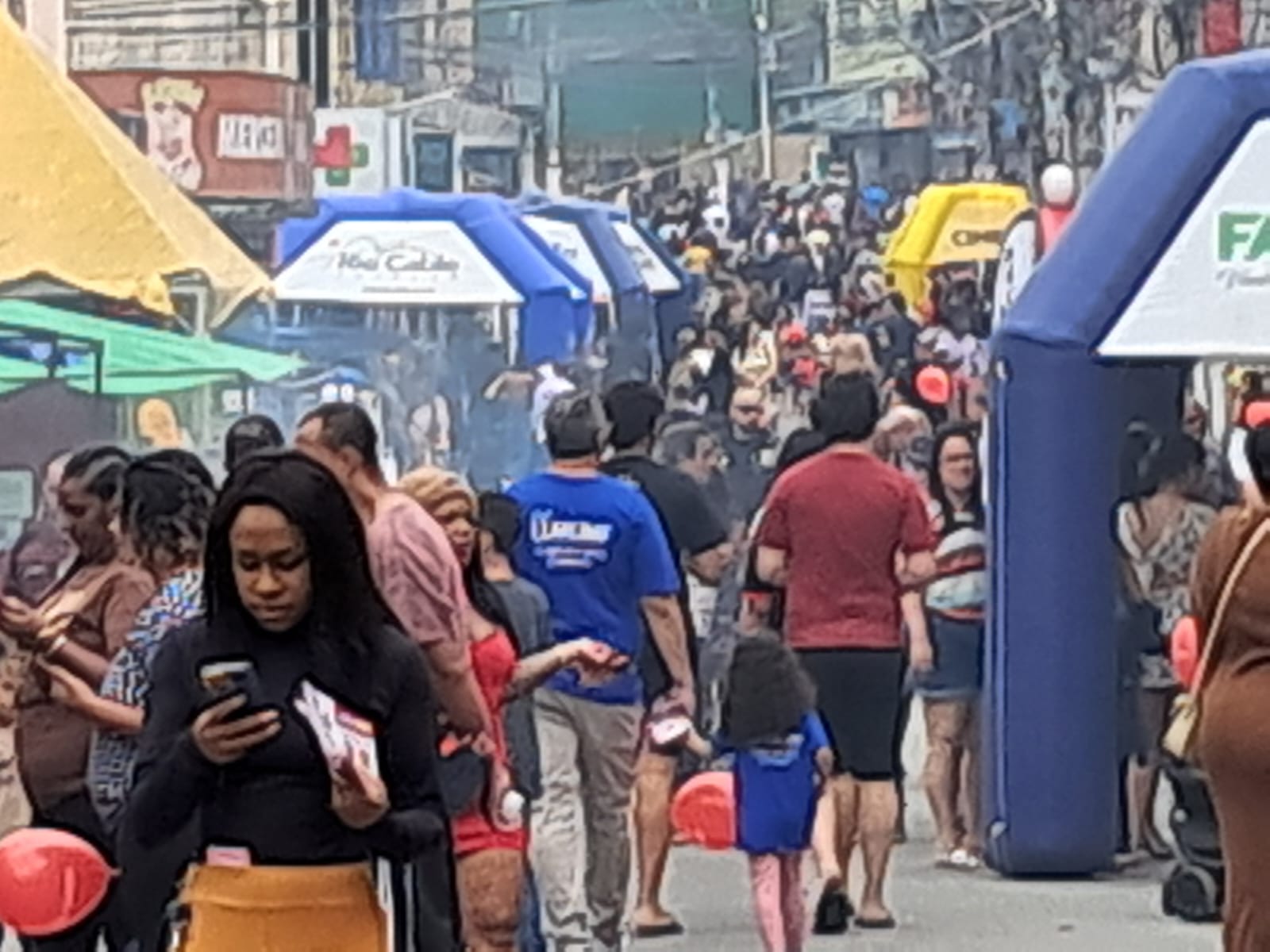 ‘Rua de Compras’ no bairro Santo Agostinho reúne milhares de pessoas