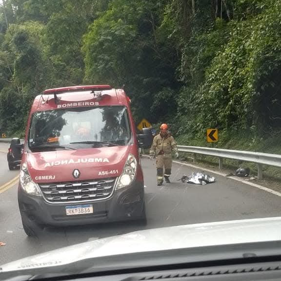 Acidente de moto na Rio-Santos: jovem morre e garupa fica gravemente ferido