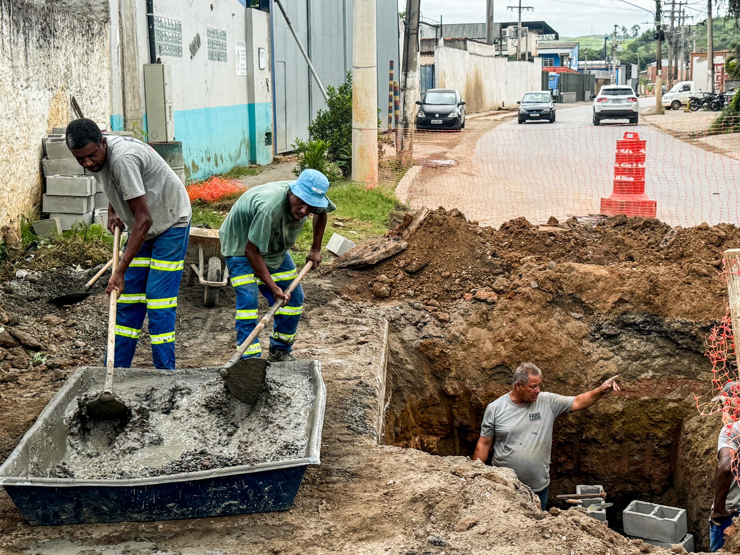 Obras de asfaltamento da Avenida Presidente Kennedy são retomadas em Barra Mansa