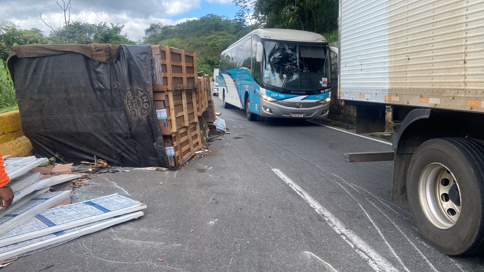 Serra das Araras: Trânsito é parcialmente liberado após tombamento