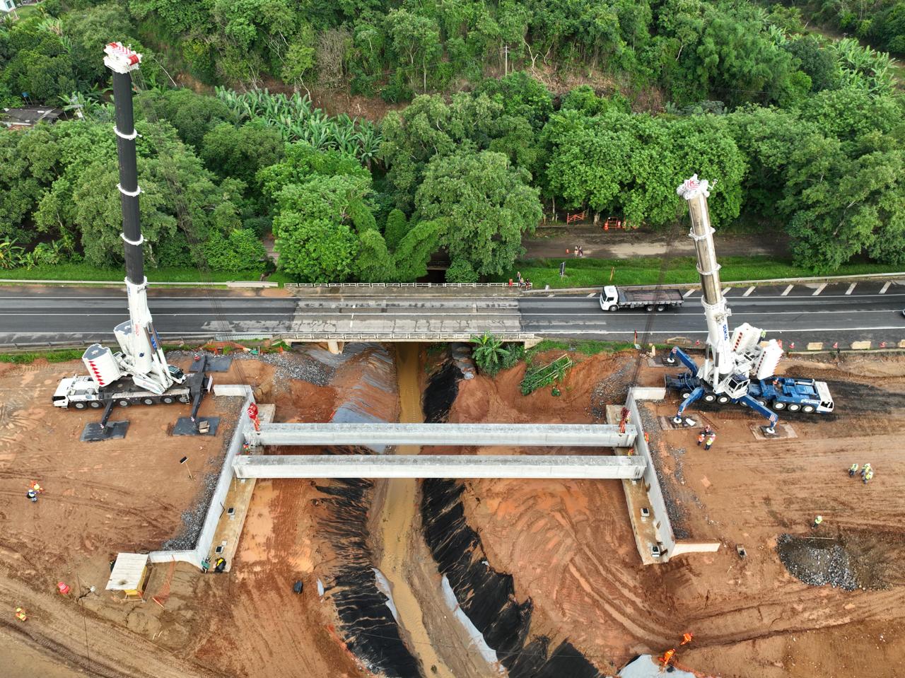 Vigas dos novos viadutos da Serra das Araras são lançadas