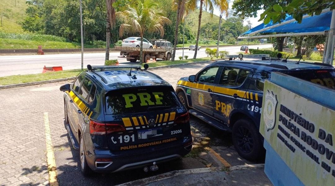 PRF flagra adolescentes sendo transportados irregularmente em compartimento de carga na Dutra, em Barra Mansa