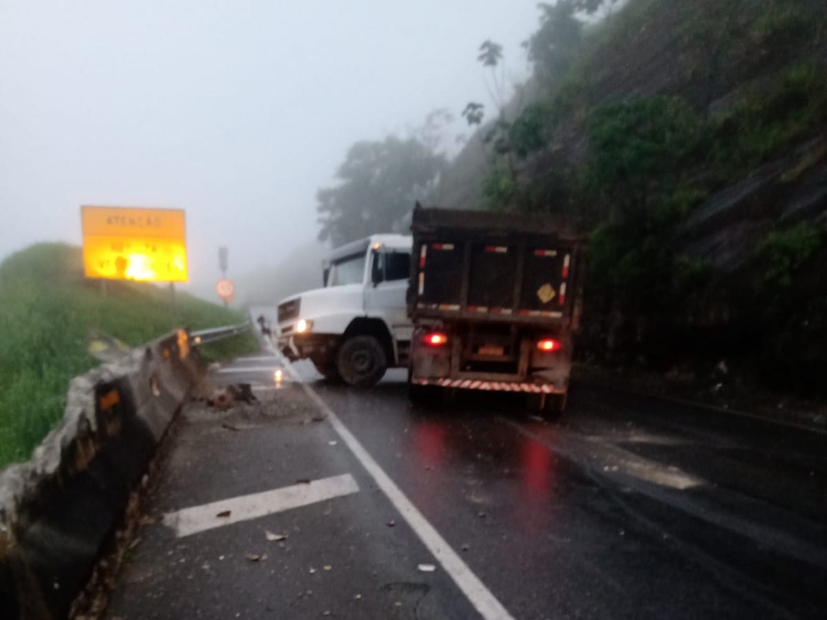 Acidente com carreta causa transtornos na manhã desta segunda-feira na Dutra, em Piraí