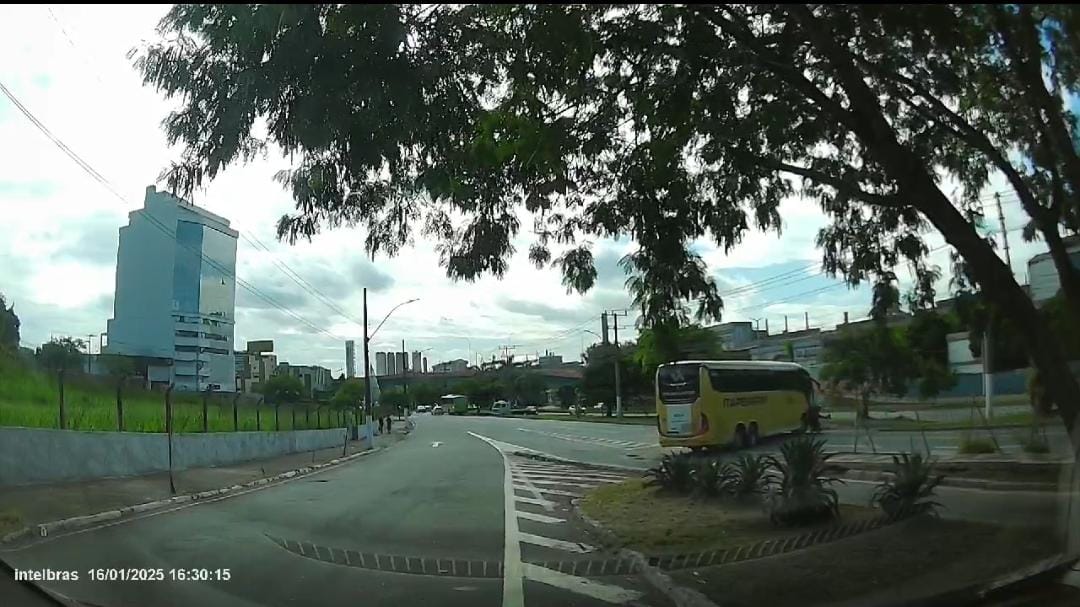 Jovem de 24 anos morre após colisão entre ônibus e motocicleta em Volta Redonda