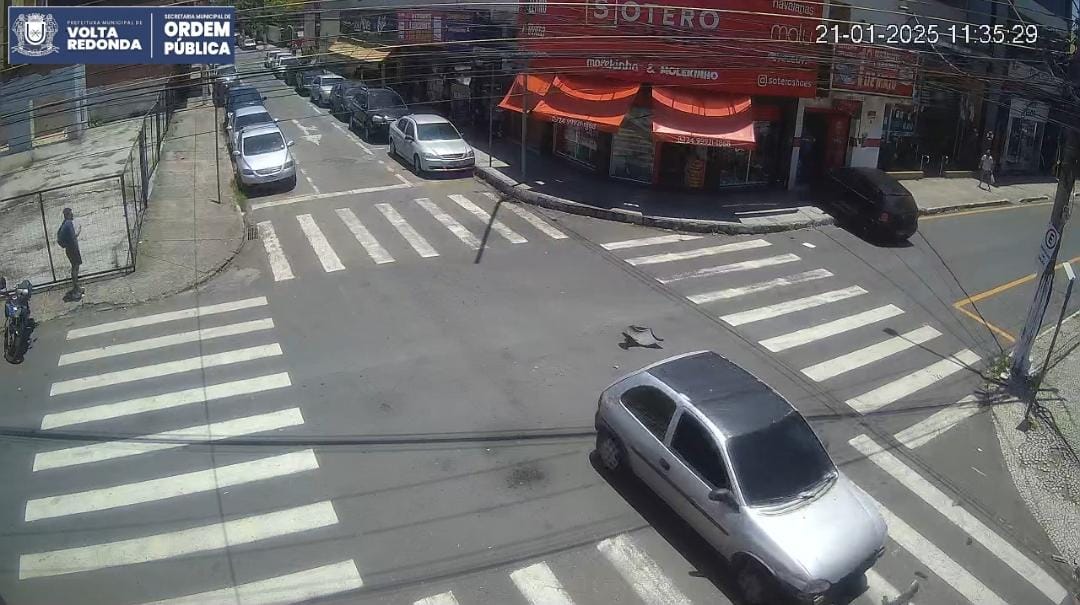 Após colisão, carro invade restaurante no Aterrado e deixa ao menos dois feridos