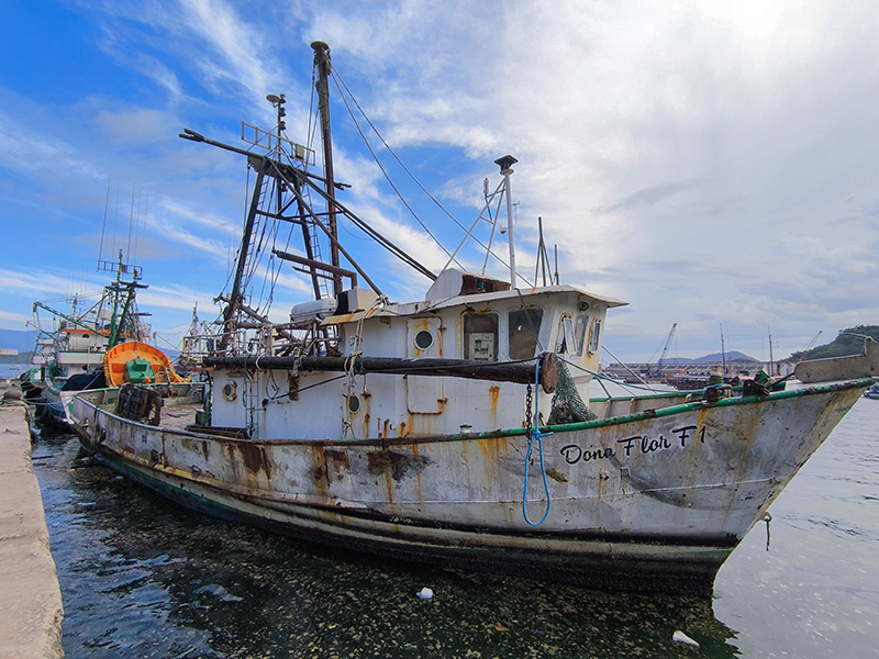 Barco apreendido há um ano e em risco ambiental é retirado do Cais dos Pescadores em Angra dos Reis