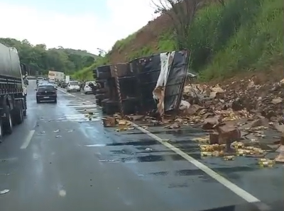 Carreta com carga de óleo de cozinha tomba na Via Dutra em Piraí (vídeo)