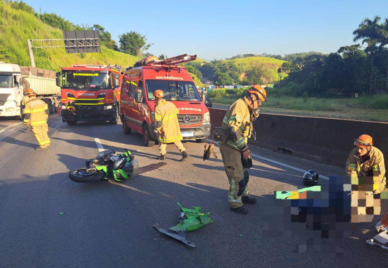 Acidente deixa motociclista ferido e causa transtornos na Dutra, em Barra Mansa