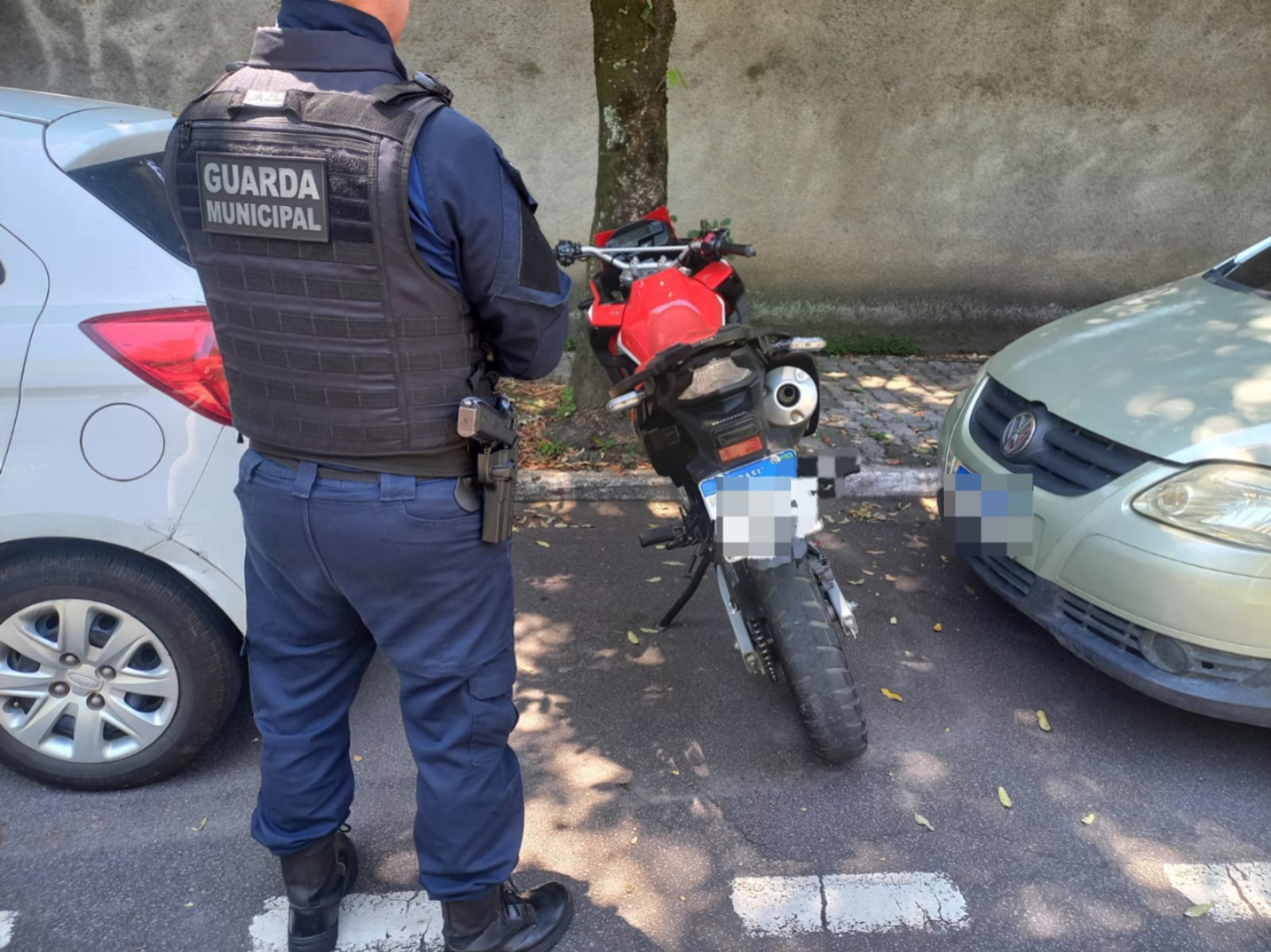 Guarda Municipal flagra adolescente de 17 anos conduzindo moto em Volta Redonda