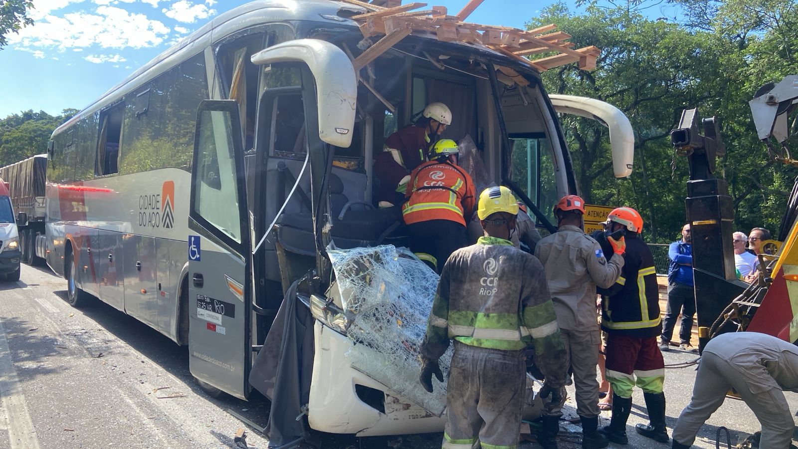 URGENTE: Colisão envolvendo ônibus interdita descida da Serra das Araras; motorista está preso às ferragens